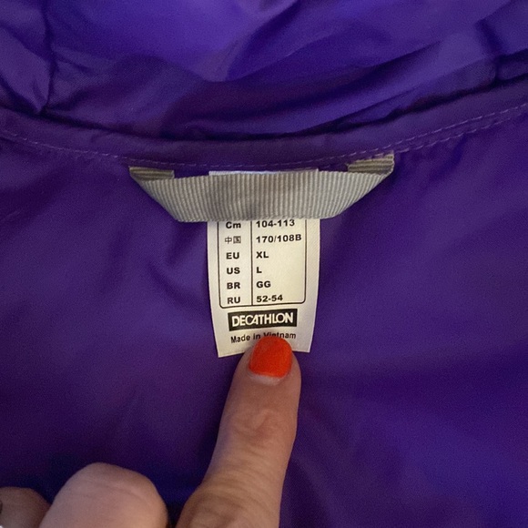 Lightweight puffy jacket with a hood. - Picture 3 of 4